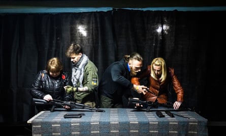 Teachers and journalists are trained in the use of weapons in Zaporizhzhia, April 2022.