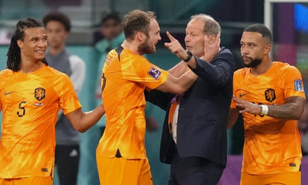 Daley Blind célèbre avec son père, Danny Blind, après avoir marqué le deuxième but des Pays-Bas contre les États-Unis.