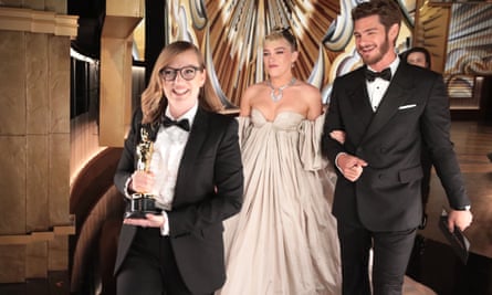 Ludiques... Florence Pugh, Andrew Garfield et Sarah Polley, lauréate de l'Oscar du meilleur scénario adapté pour Women Talking, quittent la scène.