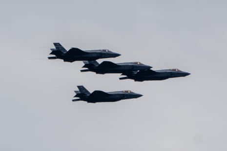 मध्य पूर्व संकट लाइव: ईरान का कहना है कि उसने अमेरिकी लड़ाकू विमान को मार गिराया, होर्मुज जलडमरूमध्य में ‘रक्षात्मक बल’ पर संयुक्त राष्ट्र के वोट के खिलाफ चेतावनी दी