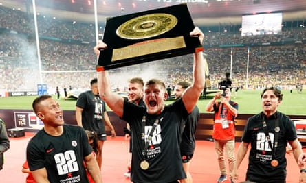 Jack Willis lifts the Top 14 trophy after Toulouse’s victory against La Rochelle in Paris