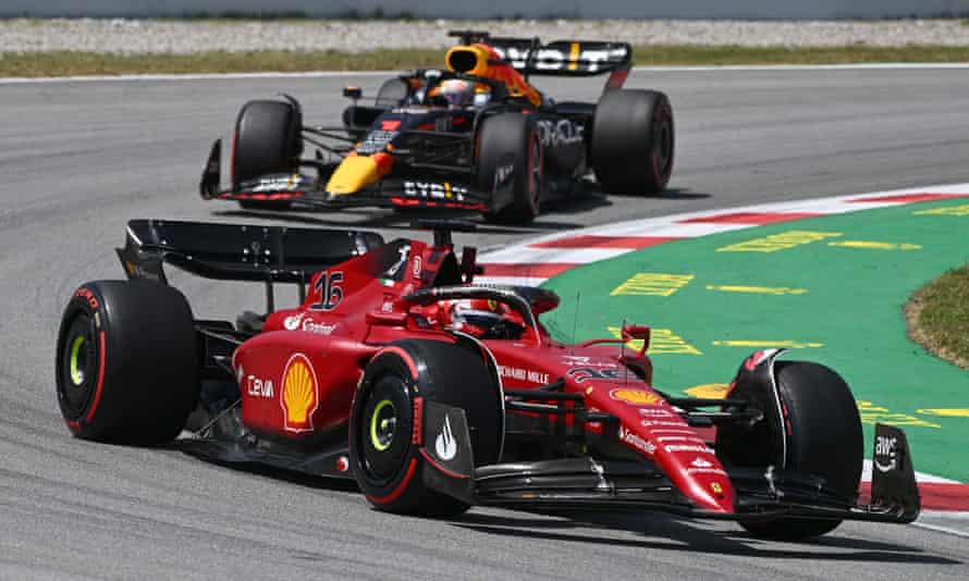 Charles Leclerc memimpin Grand Prix Spanyol di depan Max Verstappen