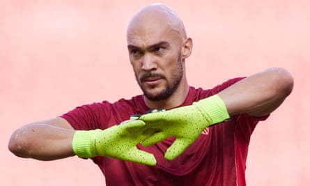 Marko Dmitrovic dari Sevilla