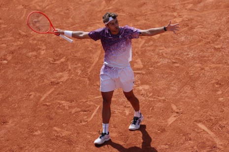 Flavio Cobolli reage durante a final