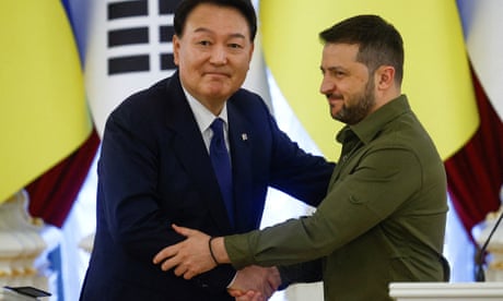 Yoon Suk-yeol and Volodymyr Zelenskiy shaking hands.