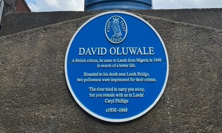 Sebuah plakat biru untuk menghormati David Oluwale di Jembatan Leeds