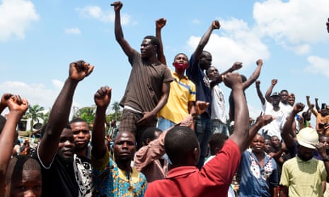 TOPSHOT-NIGERIA-CRIME-POLICE-DEMOTOPSHOT - Protesters chant and sing solidarity songs as they barricade barricade the Lagos-Ibadan expressway to protest against police brutality and the killing of protesters by the military, at Magboro, Ogun State, on October 21, 2020. - Buildings in Nigeria’s main city of Lagos were torched on October 21, 2020 and sporadic clashes erupted after the shooting of peaceful protesters in which Amnesty International said security forces had killed several people. Witnesses said gunmen opened fire on a crowd of over 1,000 people on the evening of October 20, 2020, to disperse them after a curfew was imposed to end spiralling protests over police brutality and deep-rooted social grievances. (Photo by PIUS UTOMI EKPEI / AFP) (Photo by PIUS UTOMI EKPEI/AFP via Getty Images)