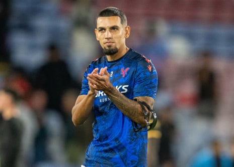 Ο Daniel Muñoz χειροκροτεί τους οπαδούς της Crystal Palace