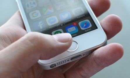 touch id sensor on an iPhone SE