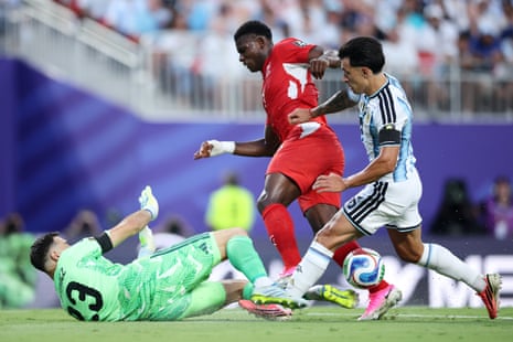 Emiliano Martinez makes the save from Switzerland’s Breel Embolo