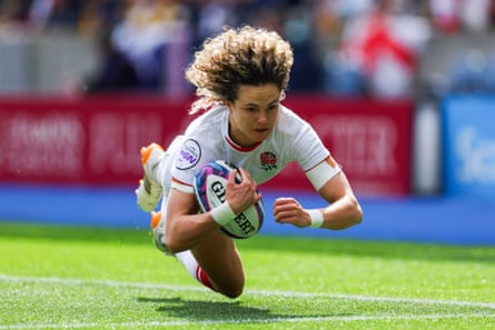 Ellie Kildunne dives to score England’s first try against Scotland