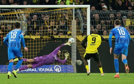 Serhou Guirassy equalises for Borussia Dortmund.