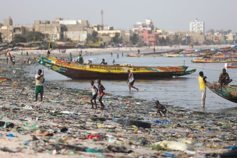Një pamje e mbeturinave dhe mbeturinave plastike që mbulojnë një plazh