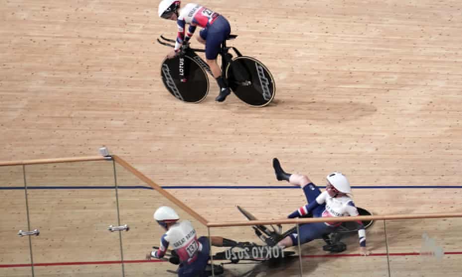 Go's Laura Kenny regarde ses collègues coureurs de poursuite par équipe s'écraser.