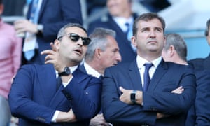 El presidente ejecutivo del Manchester City, Ferran Soriano, a la derecha, con el presidente Khaldoon Al Mubarak.