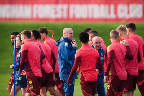 Sean Dyche, novo técnico do Nottingham Forest, em seu primeiro dia de trabalho.