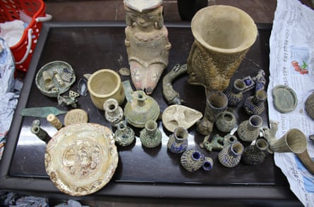 Afghan customs recovered 971 cultural objects at Kabul airport.