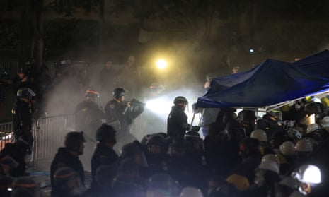 Police raid UCLA pro-Palestinian camp and make arrests
