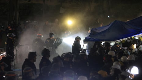 Polis UCLA'deki Filistin yanlısı kampa baskın düzenledi ve tutuklamalar yaptı - video raporu
