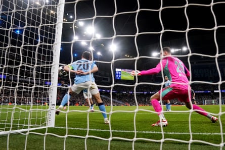 Bernardo Silva keeps out Vinícius Júnior’s shot with his elbow