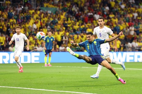 Daniel Munoz scores