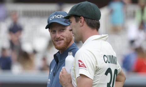 كاپيتان بن استوكس (سمت چپ) و پت كامينز در پايان دومين آزمون خاكستر در لردز چت مي كنند.