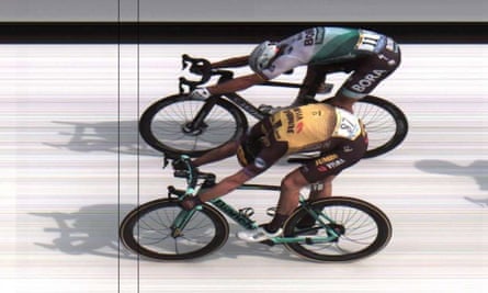Mike Teunissen Pips Peter Sagan In Tour De France Stage One Photo Finish Tour De France 2019 The Guardian