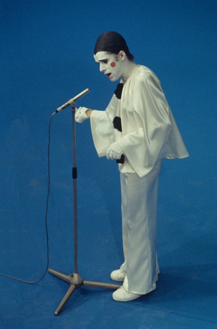 Leo Sayer in 1974, dressed as a pierrot clown on a blue background.