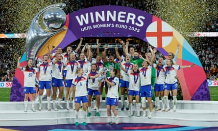 The England squad lifting the Euro 2025 trophy after beating Spain in the final.