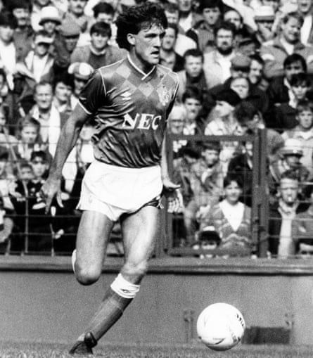 Kevin Langley en action pour Everton lors de leur match nul 0-0 avec QPR en septembre 1986