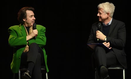 Jonathan Ross et Richard Curtis parlent sur scène à Juste pour rire de Londres.