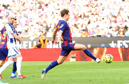 Frenkie de Jong scores to help Barcelona beat Levante 3-0 on 22 February 2026.