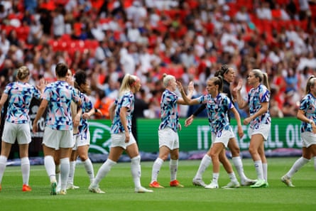 England warm up before the Euro 2022 final