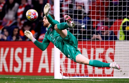 Jan Oblak dives to stop Alexis Sánchez’s shootout penalty