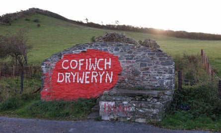 Cofiwch Dryweryn (Remember Tryweryn), a graffitied stone wall in Ceredigion
