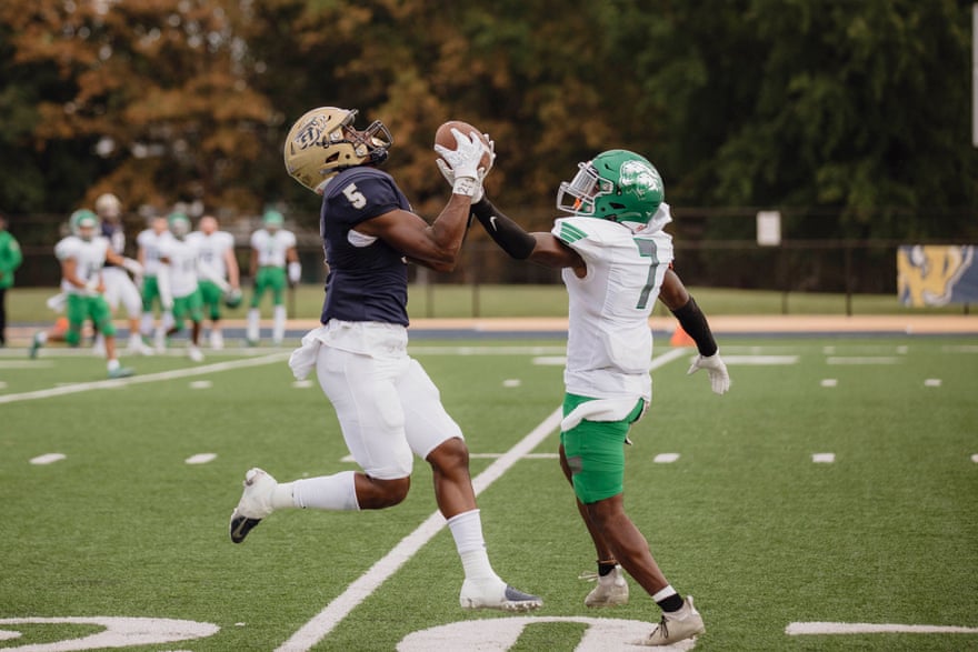 En haut : l'entraîneur Healey partage un lien étroit avec ses joueurs.  En bas : Brandon Washington attrape une longue passe avant de marquer un touché Gallaudet contre Greensboro.