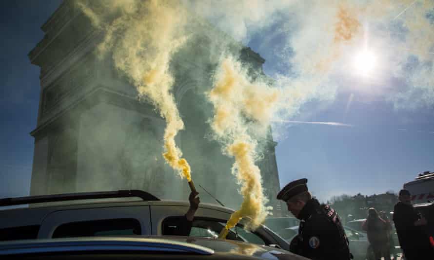 The freedom convoy in Paris.
