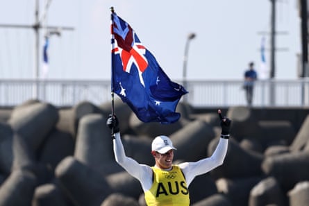 يحتفل مات ويرن بفوزه بالميدالية الذهبية في فئة الليزر للرجال في دورة الألعاب الأولمبية طوكيو 2020