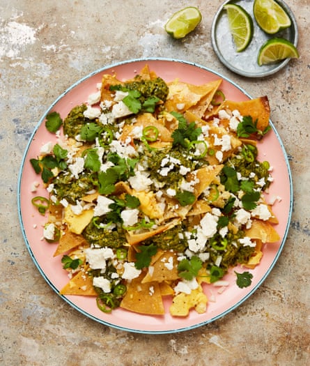 Chilaquiles Yotam Ottolenghi dengan salsa verde hangus.