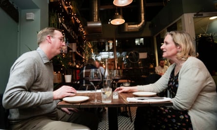 جورج وفيونا على طاولة المطعم