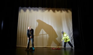 Walsh membantu mengepel panggung di Pusat Kebebasan untuk memperoleh kredit HullCoin lebih.