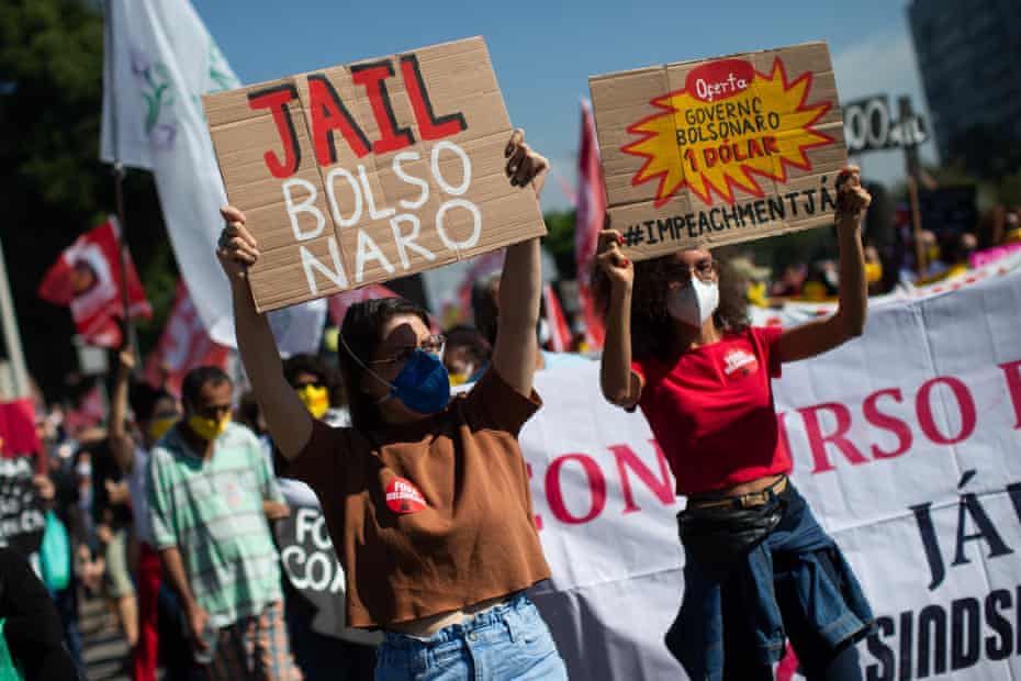 Manifestantes saem às ruas para protestar contra o governo de Jair Bolsonaro no Rio de Janeiro.