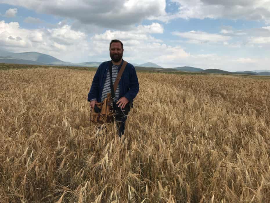 Dan Saladino em um campo de trigo turco.