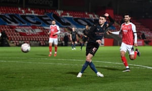 Phil Foden misses a big chance.