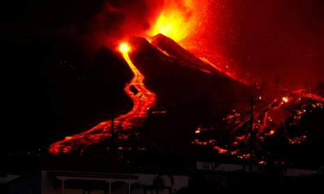 Lava flows next to a housefollowing the eruption of a volcano in Spain<br>Lava flows next to a house following the eruption of a volcano in the Cumbre Vieja national park at El Paso, on the Canary Island of La Palma, September 19, 2021. Pictures taken September 19, 2021. REUTERS/Borja Suarez