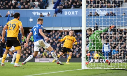 Rayan Aït-Nouri lifts Wolves off the bottom with late winner at Everton | Premier League 5 Daniel Podence watches his Wolves equaliser go past Jordan Pickford