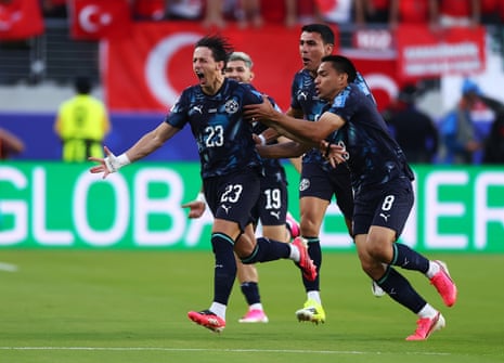 Matias Galarza (23) do Paraguai comemora com os companheiros após marcar o primeiro gol do time!