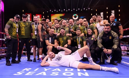 Tyson Fury poses with his team during his workout