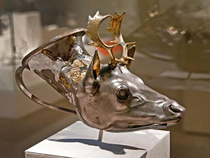 En mars 1993, Steinhardt a prêté le Stag's Head Rhyton au Met, où il est resté jusqu'à ce que le bureau du procureur fasse une demande et reçoive un mandat pour le saisir.