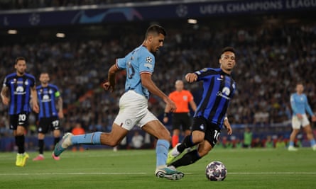 Rodri crosses the ball in Manchester City’s match against Inter